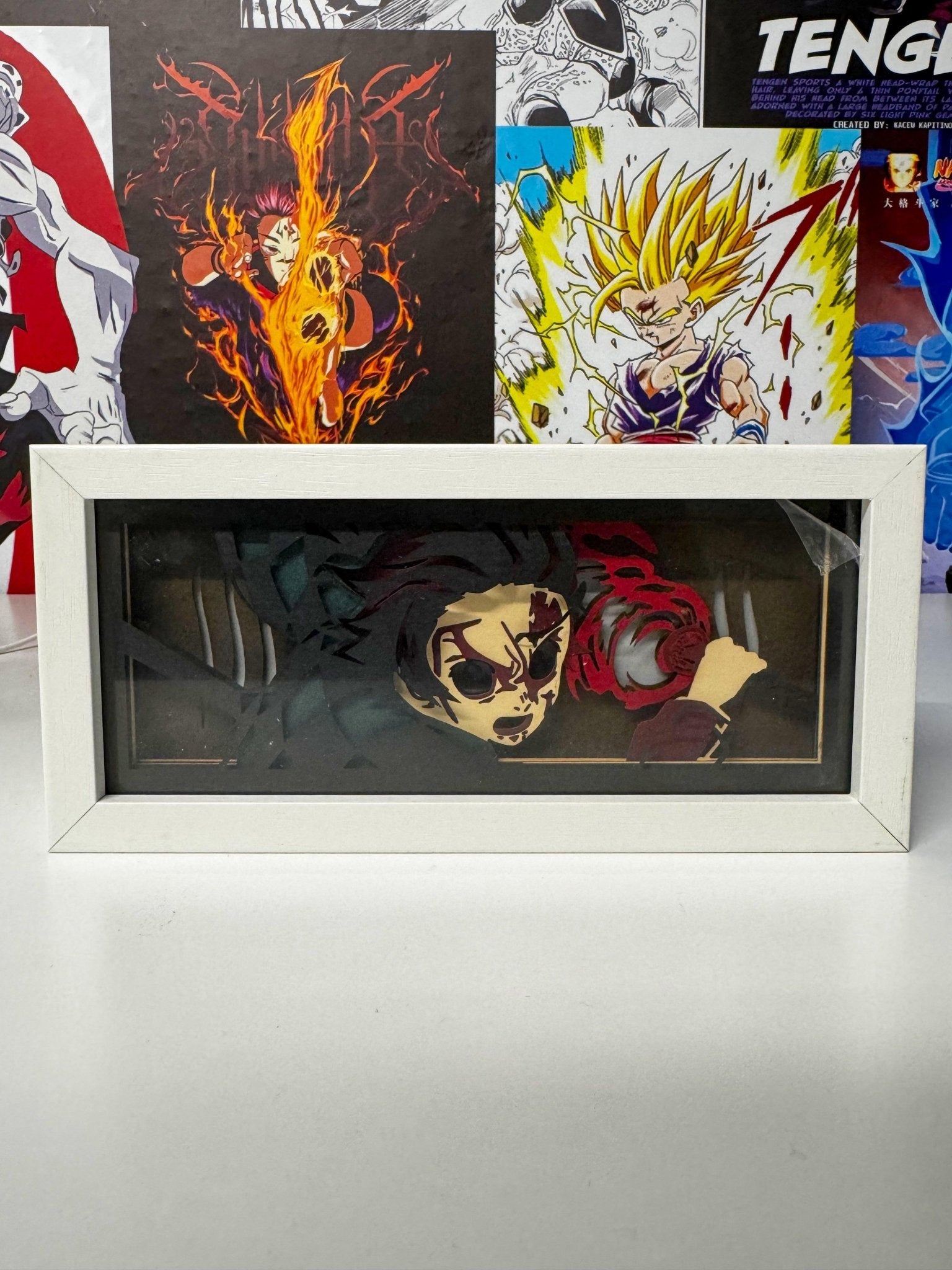 Light box LED con personaggio anime ispirato a Demon Slayer, cornice bianca, decorazione otaku.