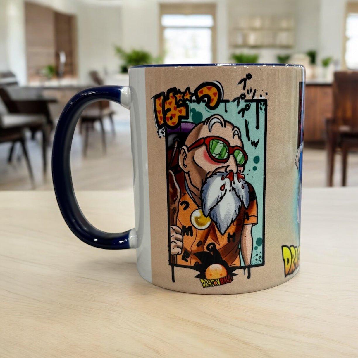 Tazza Dragon Ball con illustrazione di Maestro Muten, manico blu, su tavolo in cucina.