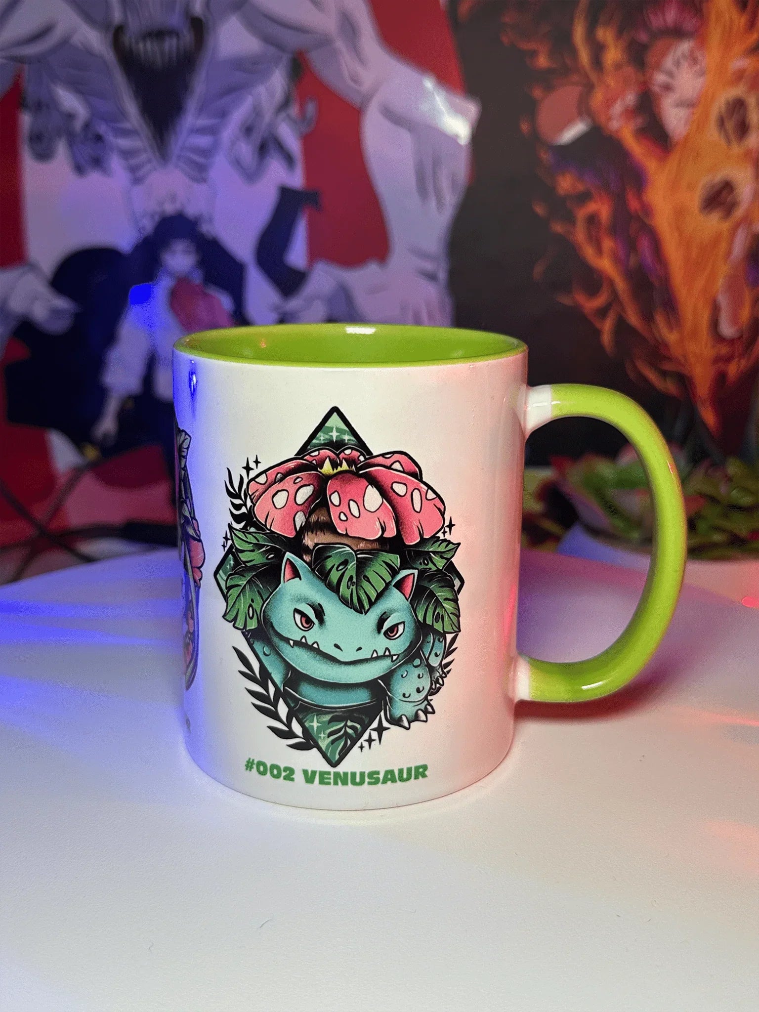 Tazza bianca con interno verde, stampa di Venusaur Pokémon, design artistico, codice #002.