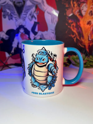 Tazza con Blastoise Pokémon, design colorato e dettagliato, sfondo anime vivace.
