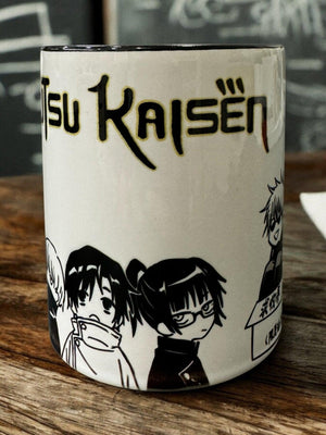 Tazza Jujutsu Kaisen Zero con disegni stilizzati dei personaggi anime su sfondo bianco, su tavolo di legno.