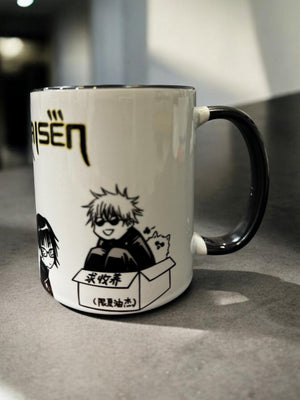 Tazza manga Jujutsu Kaisen con personaggi in stile chibi e dettagli neri su fondo bianco.