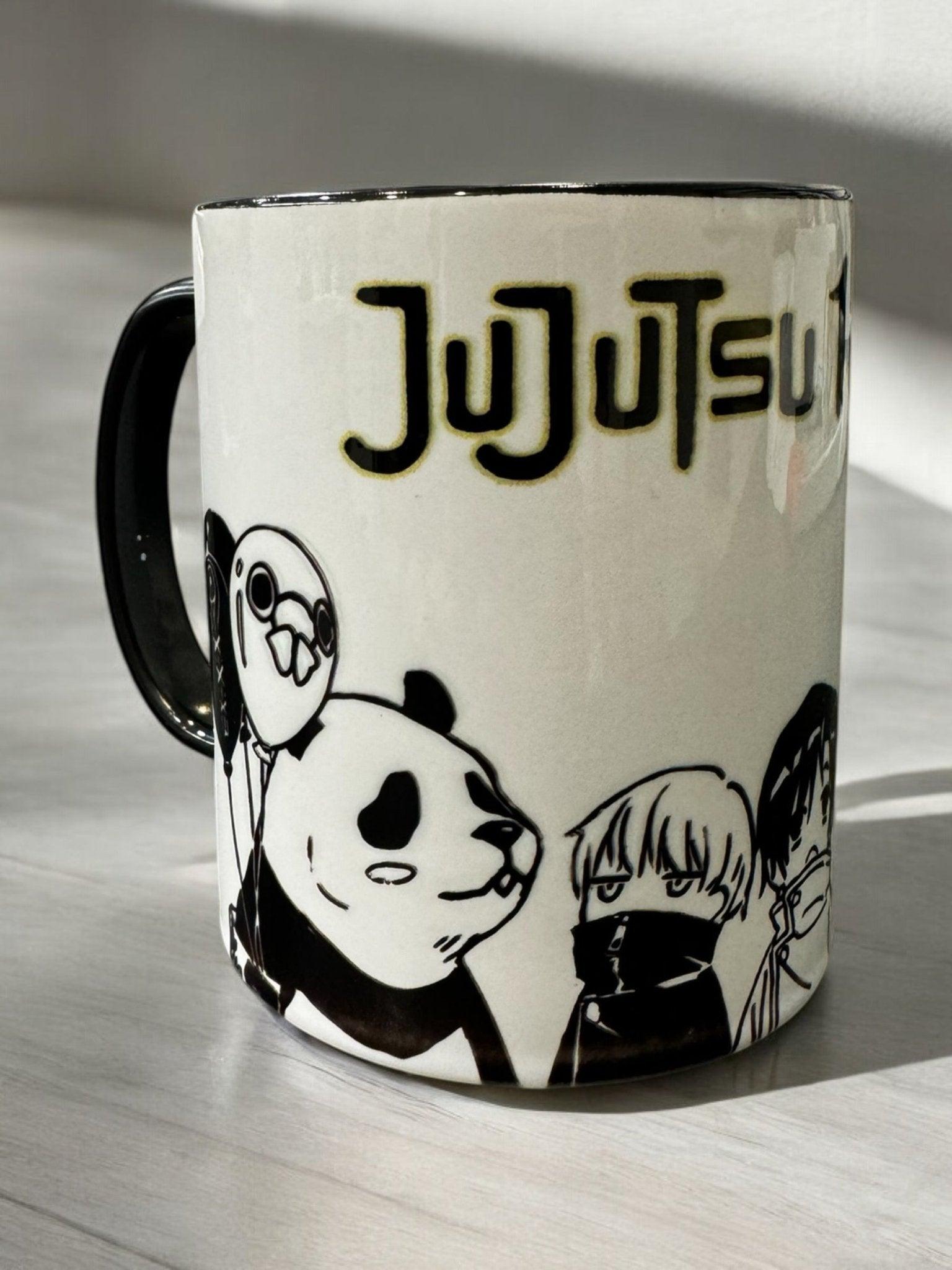 Tazza bianca con manico nero, decorata con personaggi e logo di Jujutsu Kaisen stile manga.