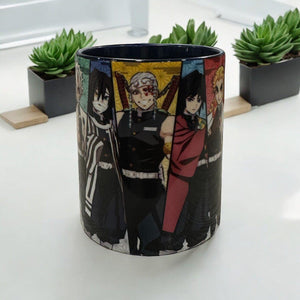 Tazza anime con i personaggi dei Pilastri di Kimetsu no Yaiba su sfondo moderno