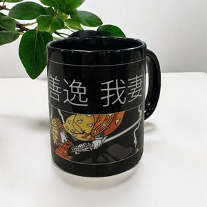 Tazza nera con Zenitsu di Kimetsu no Yaiba, scritte giapponesi e disegno anime