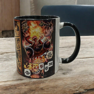Tazza One Piece con illustrazione di Luffy Gear 5 e fumetti colorati su sfondo manga.