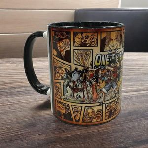 Tazza One Piece con illustrazioni dei membri della ciurma Mugiwara su sfondo marrone.