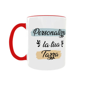 Tazza personalizzata bianca con manico rosso e scritta decorativa "Personalizza la tua tazza".