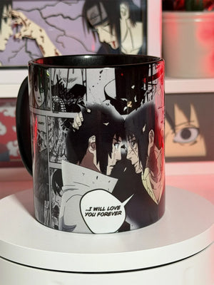 Tazza nera con illustrazioni di Itachi e Sasuke da Naruto, scena manga con frase emotiva.
