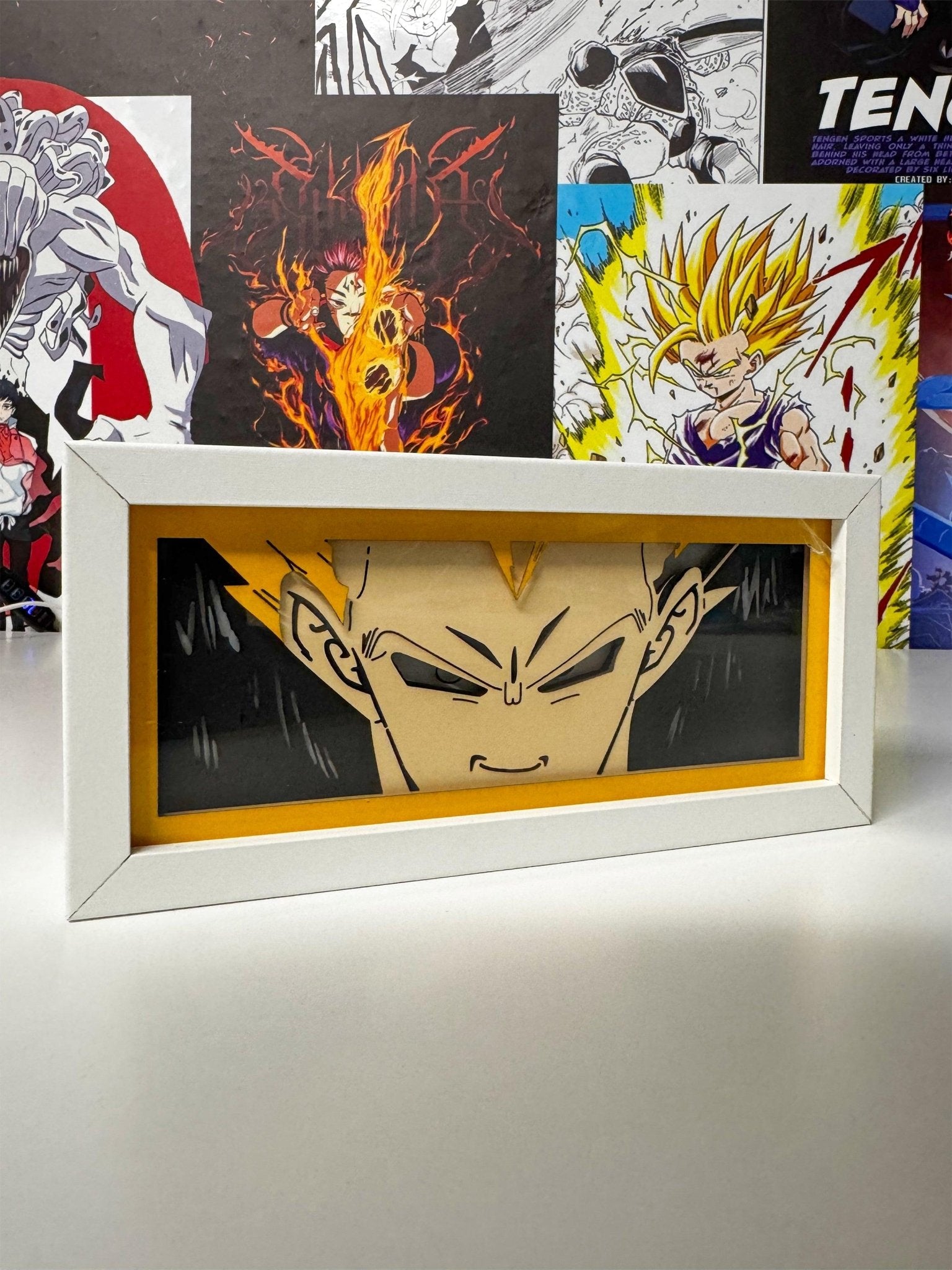 Lampada da parete LED con illustrazione anime di un guerriero saiyan incorniciata, stile decorativo.