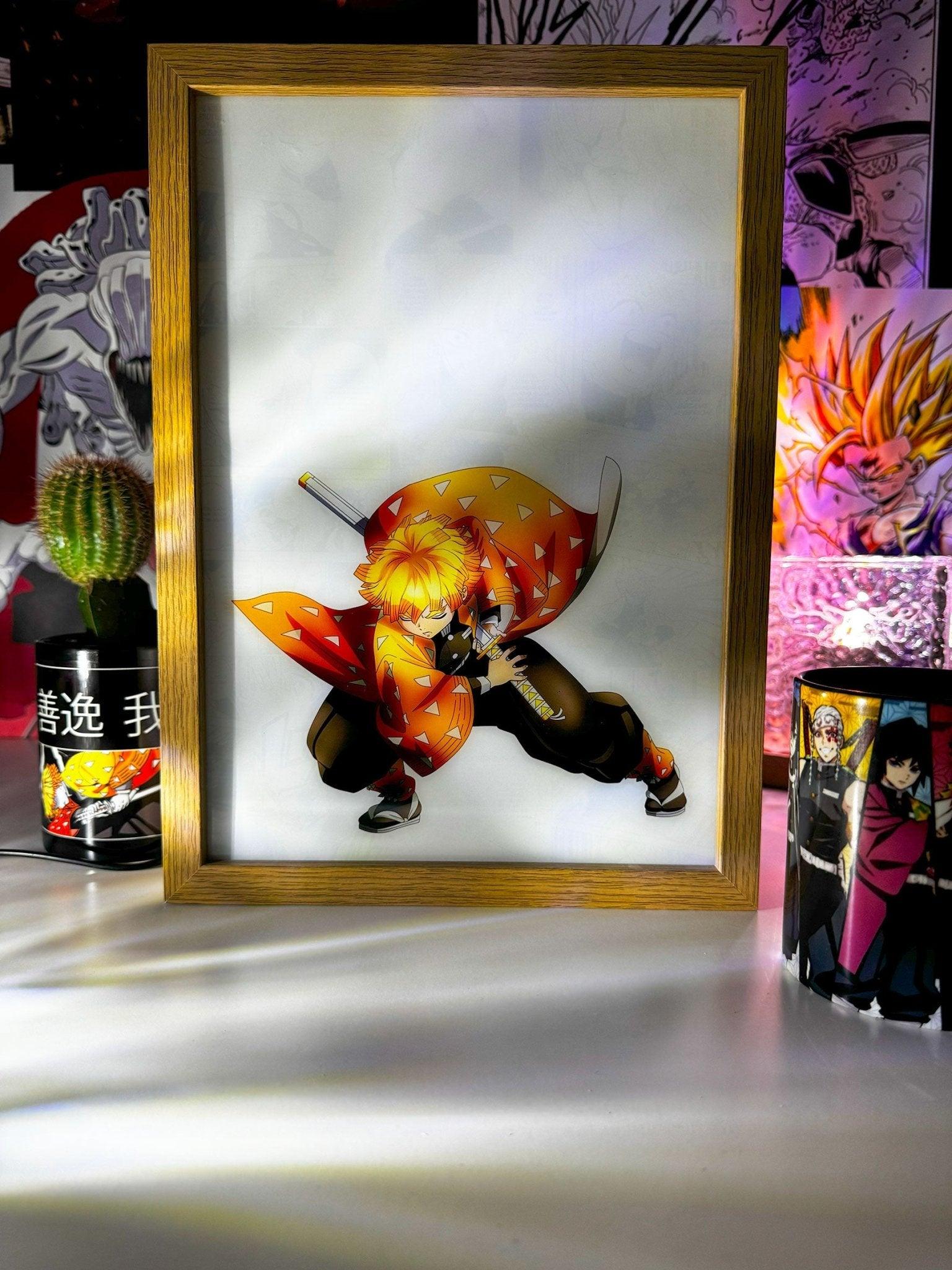 Lampada LED da tavolo con illustrazione di Zenitsu Agatsuma da Demon Slayer in cornice di legno.